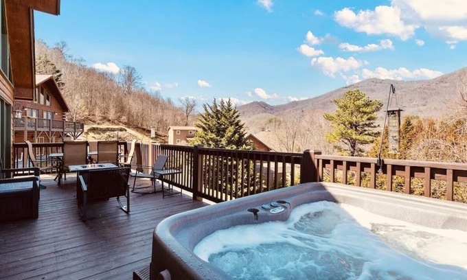 Maggie Valley Cabin | Amazing Views, Ctr of Maggie! Hot Tub, Mins to Golf, Hiking, Casino, Asheville!