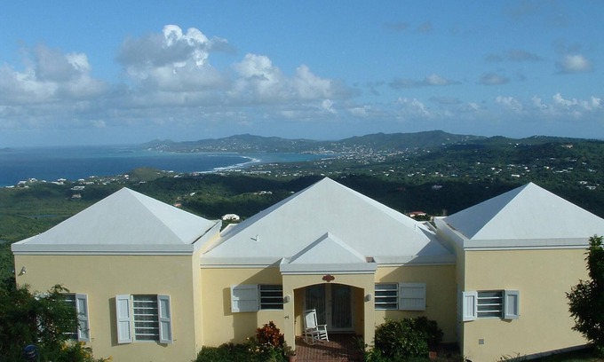 Estate Clairmont Villa | Amazing views from this Mid-Island Villa with swim up pool bar. 10% discount