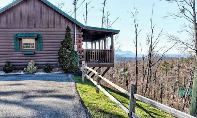 Gatlinburg - Pigeon Forge Cabin | Amazing Views! Hot Tub,Pool Table,Fireplace,Relax!
