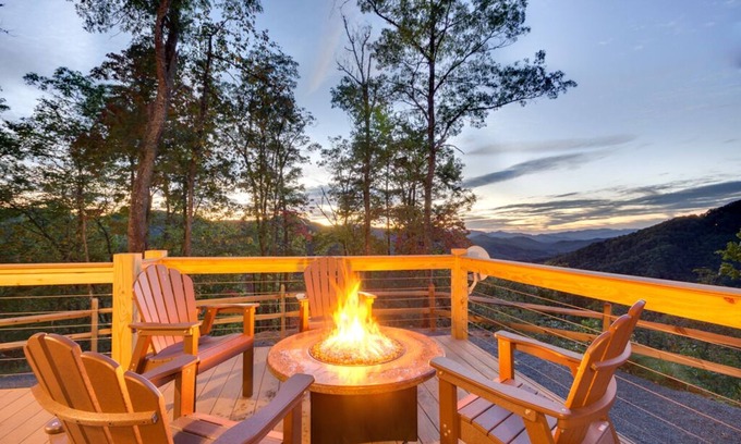 Bryson City Cabin | Amazing views! Minutes to white water rafting and Bryson City