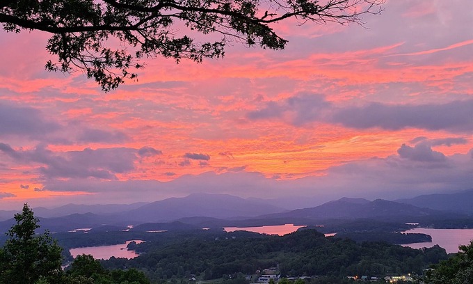 Young Harris House | Amazing views of Lake Chatuge in Hiawassee at Little Bear Lodge Main level