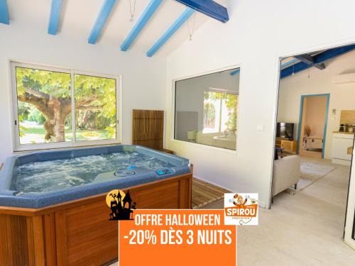 Bedarrides Villa | Ambiance Jacuzzi Halloween - Idéal couples et petites familles - 15min Parc Spirou - Nocturnes les 25, 30, 31 octobre et le 1er novembre - Jardin - 15min Avignon - Parking privé gratuit - Charme provençal