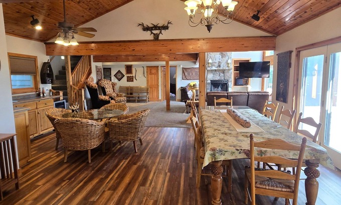 Mountainside House | American Dream- 5 bedroom dog-friendly with hot tub, pool table and more!