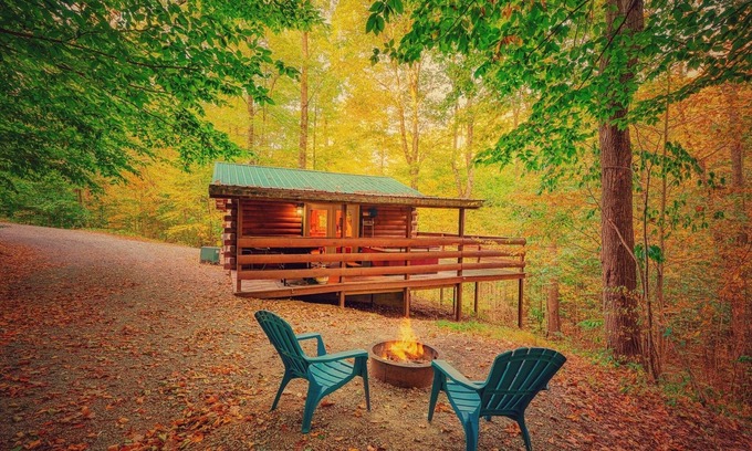 South Bloomingville Cabin | American Hollow: Pet friendly + private couples cabin w/hot tub in Hocking Hills