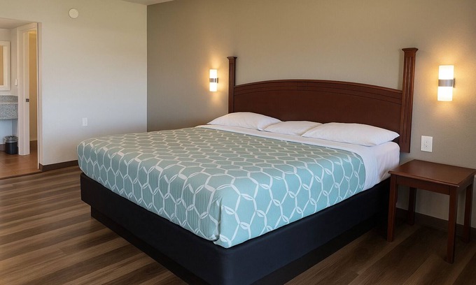 Paris Hotel | American Inn & Suites