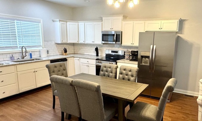 Versailles House | American Pharoah Cottage | 3BR Downtown Versailles