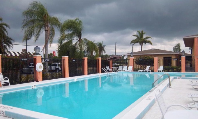 Fort Pierce Hotel | Americas Best Value Inn Florida Turnpike & I-95