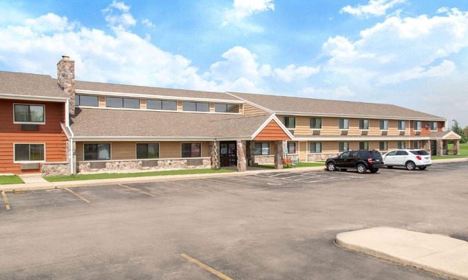 Elkhorn Hotel | AmericInn by Wyndham Elkhorn Near Lake Geneva