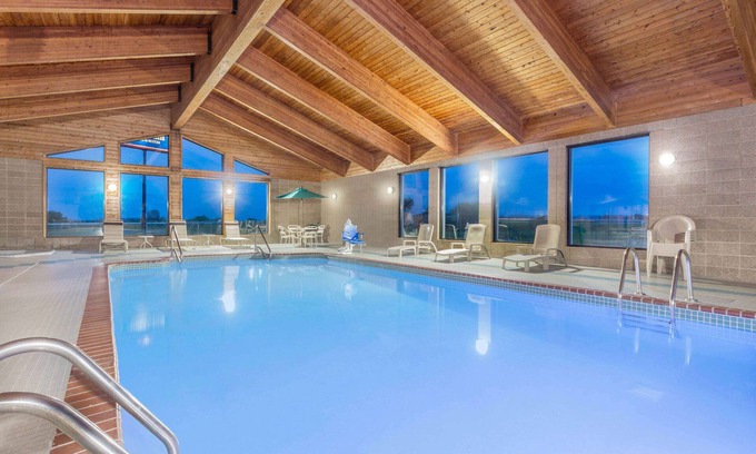 Elkhorn Hotel | AmericInn by Wyndham Elkhorn Near Lake Geneva