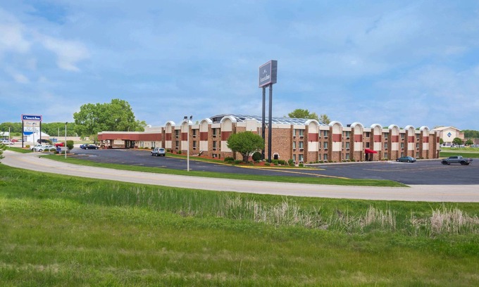 Janesville Hotel | AmericInn by Wyndham Janesville