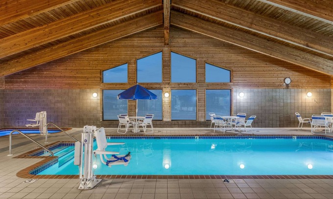 Monroe Hotel | AmericInn by Wyndham Monroe