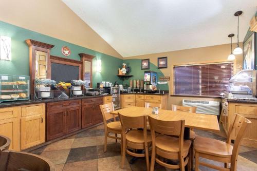 Sheboygan Hotel | AmericInn by Wyndham Sheboygan