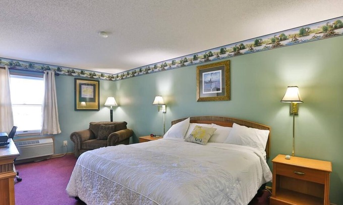 New Richmond House | AmeriVu Inn & Suites /1 King Bed