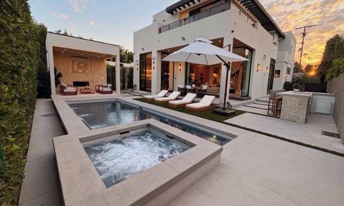 Encino House | Amestoy Modern: Stunning 4BR Estate with Theater & Gym