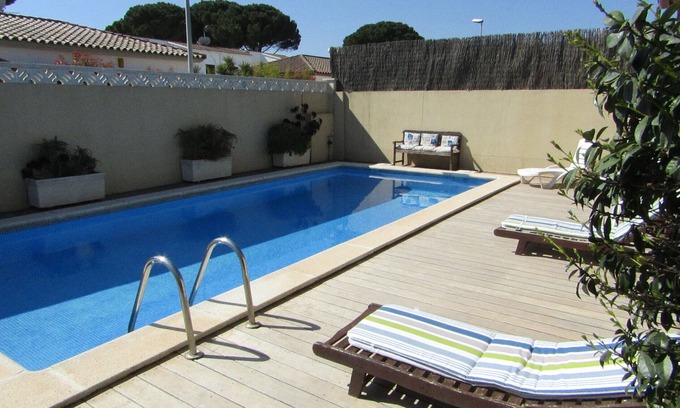 L'Escala House | Amina house with private swimming pool not overlooked, free WIFI internet.