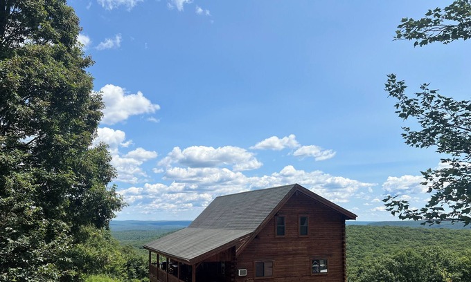 Hickory Hills Ski Chalet | Amish-built Chalet In Skiing/Rafting/Biking Area 50-Mile View- 4 mi to gorge