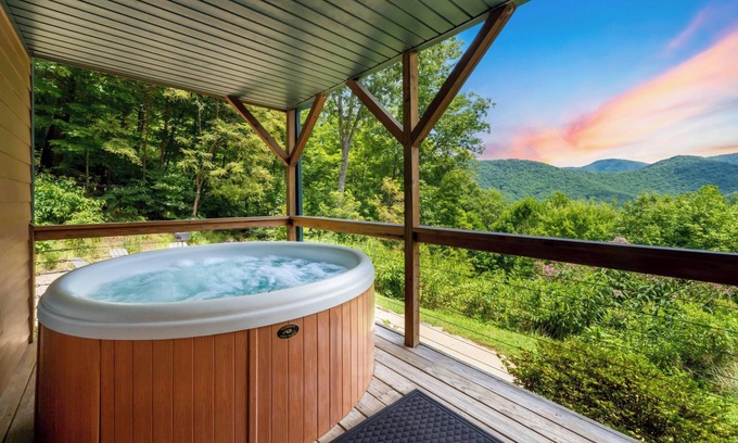Candler House | Among the Clouds by AvantStay | Views + Hot Tub