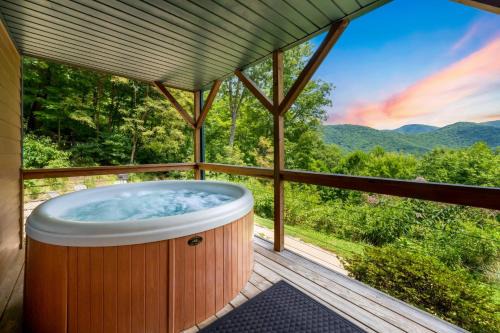Candler House | Among the Clouds by AvantStay Views Hot Tub