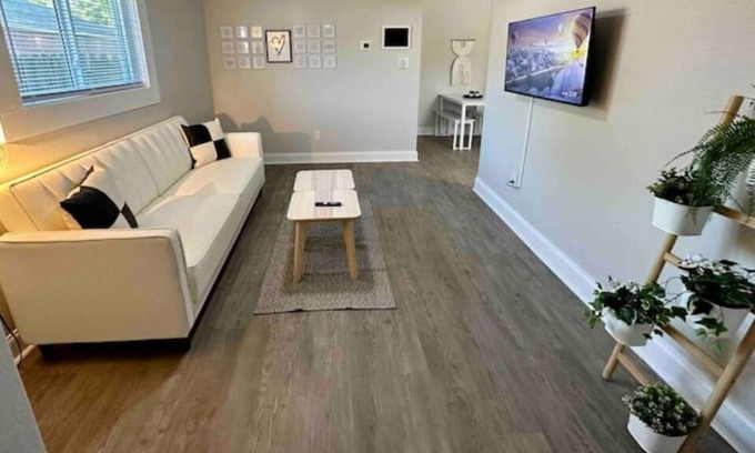 Norfolk House | Amore at Sheppard's Landing - peaceful home away for travelers and their pets!