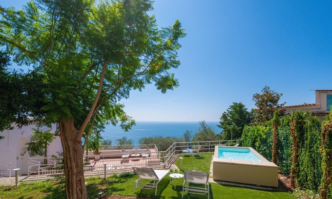 Praiano Villa | AMORE RENTALS - Villa Jacaranda with Pool and Sea View