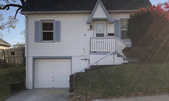 Omaha House | Amy's Baby Blue is just steps from the Zoo