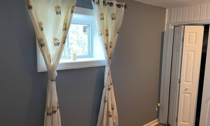 Harrisonburg Apartment | An Adorable guest house like an apartment with a private entrance.