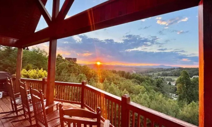 Fleetwood Cabin | An Endless View - The name says it all
