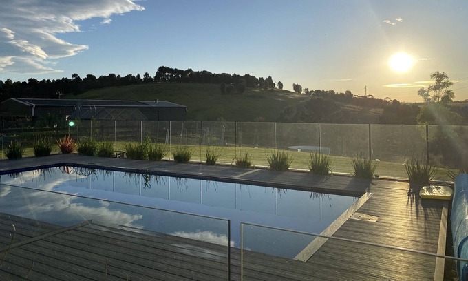 Waurn Ponds House | An idyllic 6 bedroom, north facing property set on 5 acres, rolling hill views.