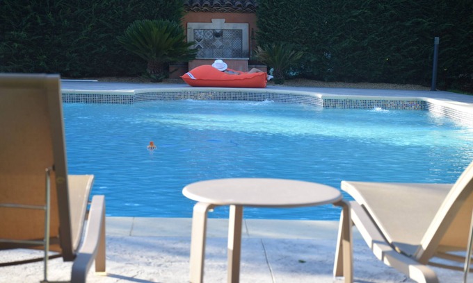 Cornillon-Confoux House | An independent apartment in a pretty property in the countryside .