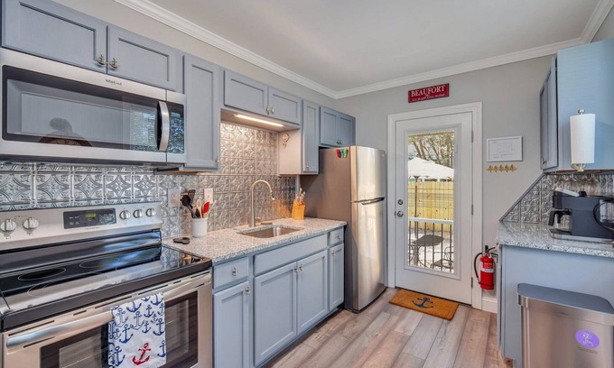 Beaufort House | "Anchor House" 2/1 in the perfect location for all things BEAUFORT!
