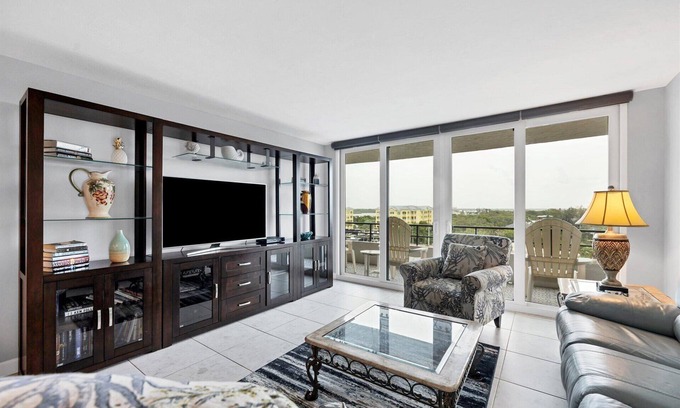 Siesta Key Condo | Anchorage Resort 8th floor condo in Siesta Key with private beach access, pool,