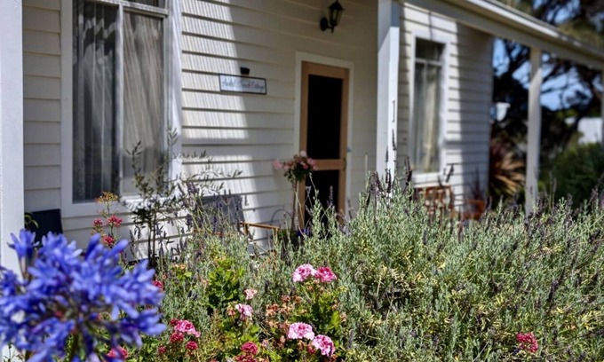 Rivoli Bay Cottage | Anderl's Beach Cottage experience ambience of a bygone era with a modern touch
