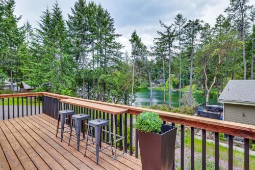 Anderson Island House | Anderson Island Home with Deck Steps to Lake!
