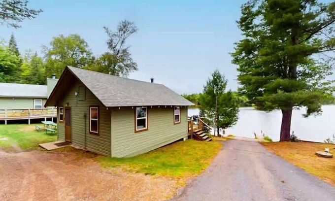 St Germain Cabin | Anderson Lakeside Cabin: Beach Access