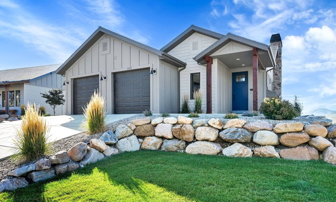 Wolf Creek House | Angels Landing All Season Paradise Powder Mountain Views & Golfing