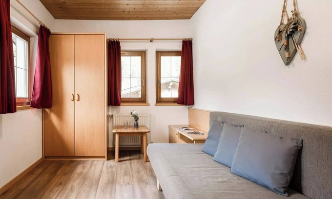 Campo Tures Apartment | Angererhof - Holiday Apartment 'Simon' with Mountain View, Private Garden and Wi-Fi