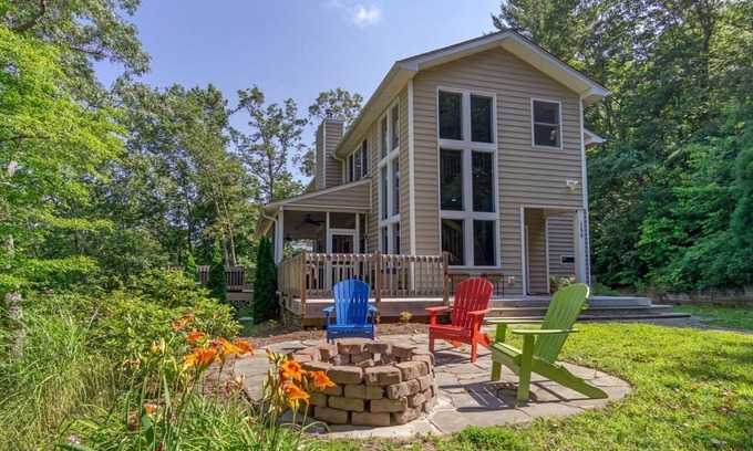 Fairview House | Angie's Mountain Overlook Hot Tub and Views!