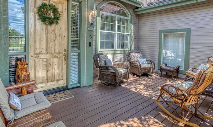 Pinetop-Lakeside House | Angler's Haven - 6BR/4BA Mountain Home at Rainbow Lake w/Game Room and Deck View