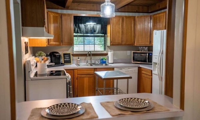 Wilburn Cabin | Angler's River Cabin & Guest House w/Private Dock on Little Red River