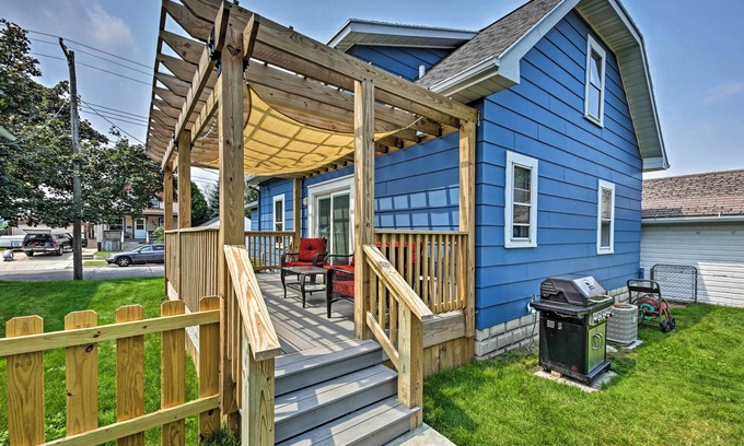 Two Rivers House | 'Ania's Retreat' w/Deck: Walk to Lake Michigan!
