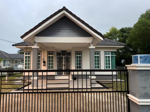 Tok Bali House | ANJUNG SARA Homestay
