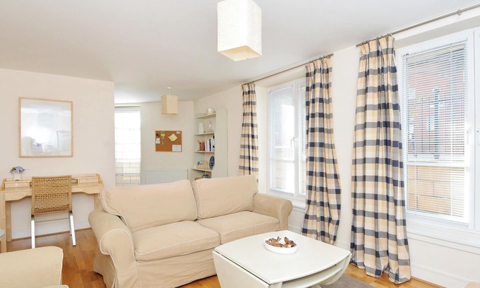 Bonnington Apartment | Annandale Street [201] is a Quiet 2 bed flat near Leith Walk with secure parking