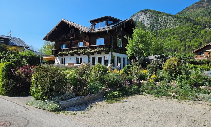 Ried Apartment | Anni's house in the garden with mountain and lake view