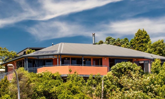 Collingwood House | Aorere House - Collingwood Holiday Home