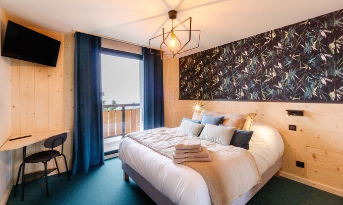 La Toussuire Apartment | Apartment 'Lodge Six De Savoie' with Mountain View, Private Terrace and Wi-Fi