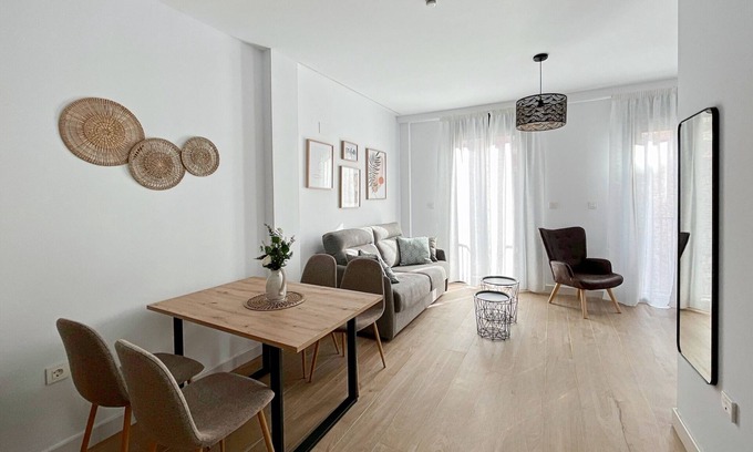 Perchel Sur Apartment | Apartamento de un Dormitorio con Pequeño Patio - Picú Home