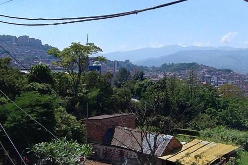 Villa Hermosa Apartment | Apartamento Vista Linda en la Mitad de Medellin