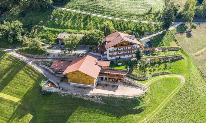 San Leonardo in Passiria Apartment | Apartment 'Haslingerhof Ferienwohnung Hirzer' with Mountain View, Terrace & Wi-Fi