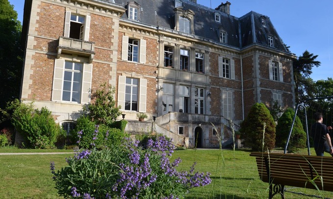 Guigneville-sur-Essonne Apartment | Apartment in a Castle