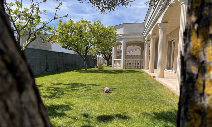 Saint-Laurent-d'Aigouze Apartment | Apartment with Garden near the sea